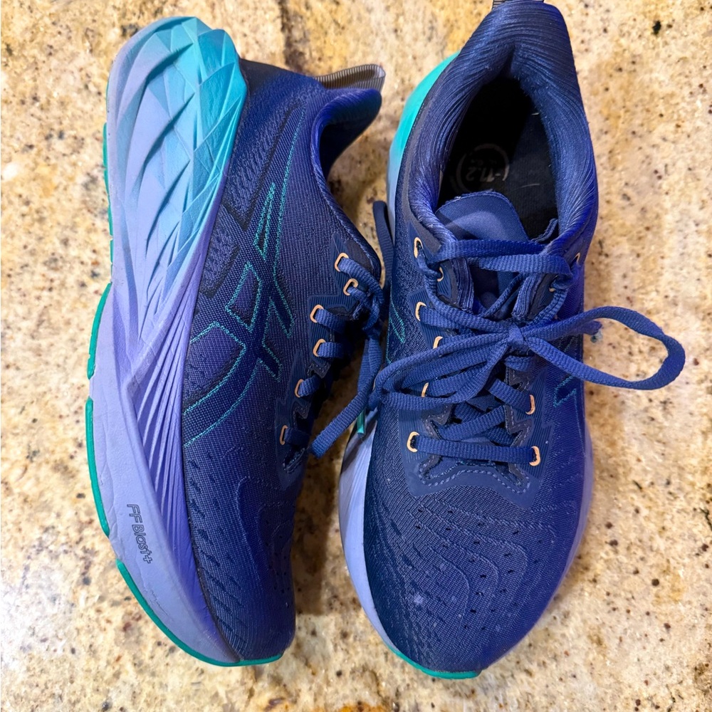ASICS Novablast 4 Navy